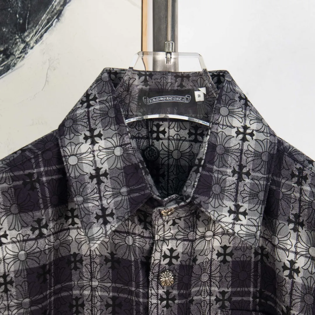 P280 version [Exclusive supply] Chrome Hearts classic cashew flower cross all-over printed jacquard long-sleeved top couple casual shirt 1️⃣Customized original jacquard fabric, high-quality pure cotton jacquard plaid fabric, soft and comfortable to the touch, a very high-quality fabric! 2️⃣The details of the workmanship are perfectly controlled. The lining is made of vest hemming, and the cuffs are made of double cross leather labels. It is different from the ordinary version. The collar is also designed with interlining, which shows high-end fashion and personality. The style is fashionable, simple and elegant, and it is a very versatile jacket! 4⃣️Complete accessories, all customized with original versions! Same style for men and women Color: cashew black Size: S M L XL Number: SG10484